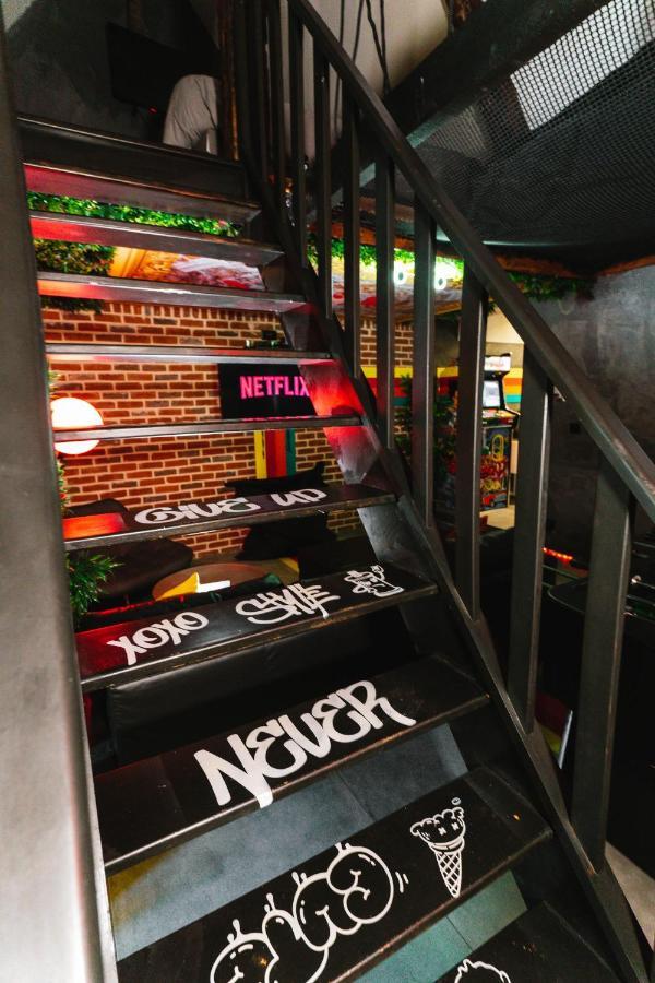 Capsule Art Deco - Jacuzzi - Netflix - Home Cinema - Arcade De Jeux & Nintendo Switch - 2 Chambres - Filet Suspendu 발랑시엔 외부 사진
